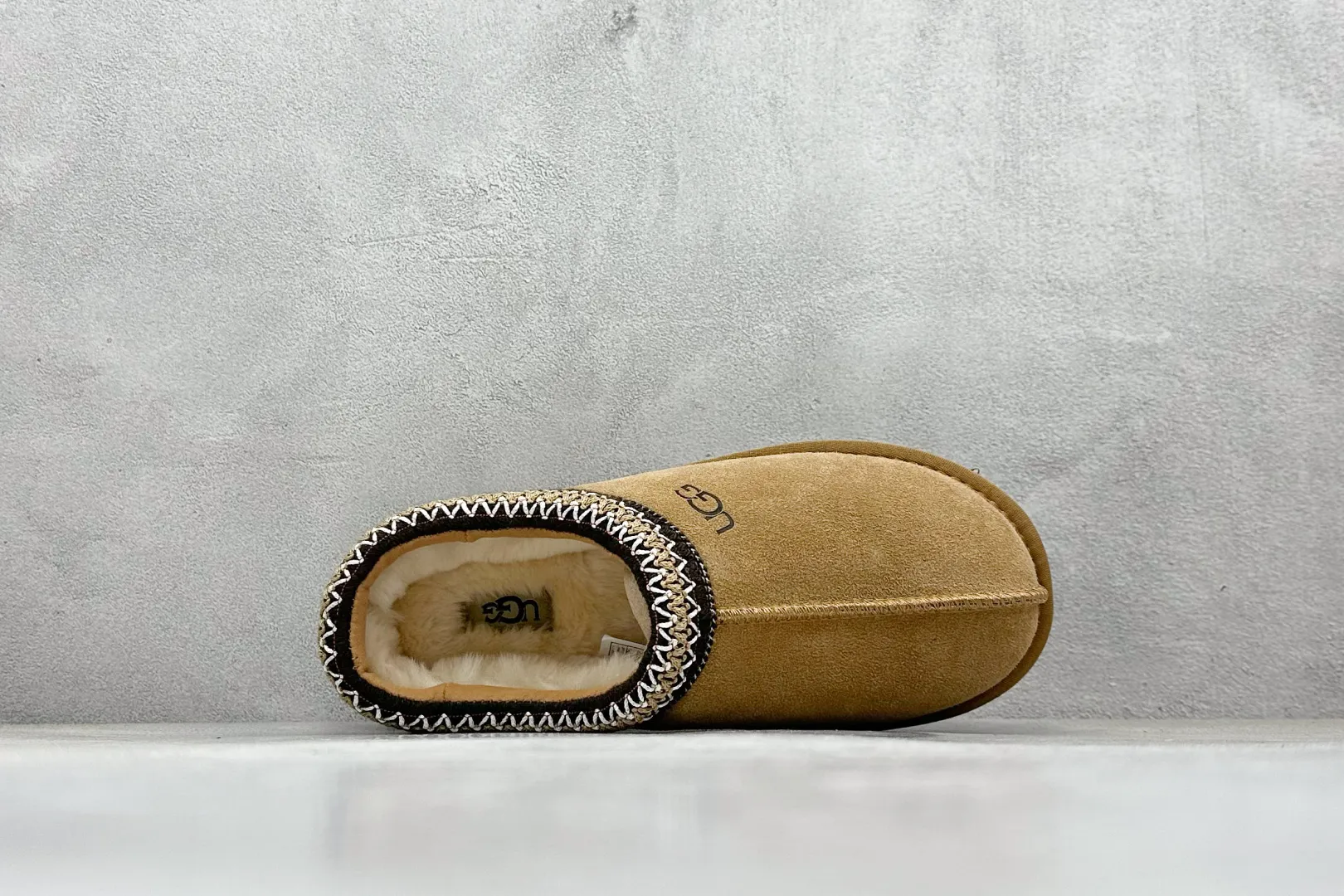 🐲💰 520 support store UGG Tasman ethnic style half slippers, Xiaohongshu hot style. This style is conceived based on the colorful traditional Chinese costume culture, exquisite craftsmanship, unique style and unique style. It fully demonstrates the style of this nation and has become the most popular fashion element in the world! Sheep fur is integrated with high quality to keep warm and lock in heat. Made of TPU molded suede upper material. Built-in artificial curly wool plush lining and insole. Choose 10mm UGGPURE™ implanted wool lining and removable UGGPURE™ implanted wool insole. Item No.: 5955 Size: 35-44. It is recommended to choose one size larger.